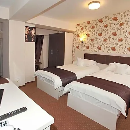 West Plaza Hotel 3*