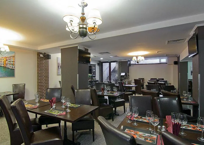 West Plaza 호텔 3*
